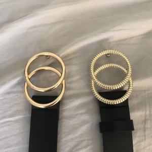 Svarta skärp - Säljer dessa jätte coola svarta skärp från ginatricot då dom inte används längre. 60 kr per skärp. Kontakta ifall man vill köpa båda! Skärpet åt höger på första bilden är lite trög när man ska sätta i den i hålet men annars funkar allt bra!🥰😊