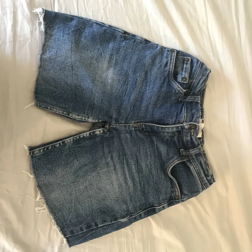 Ett par jättefina mörkblåa Levis shorts som jag klippt själv. Används inte mycket mer. Är i bra skick, dom är low waist och jätteskönt material!. Shorts.