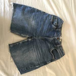 Ett par jättefina mörkblåa Levis shorts som jag klippt själv. Används inte mycket mer. Är i bra skick, dom är low waist och jätteskönt material!