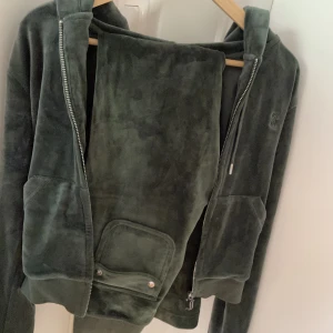 Juicy couture set  - Säljer detta fina juicy sett. Använt ett fåtal gånger så är i nyskick! Koftan är i storlek S och byxorna i xxs, skriv för fler bilder❤️hela sättet säljs för 1000kr