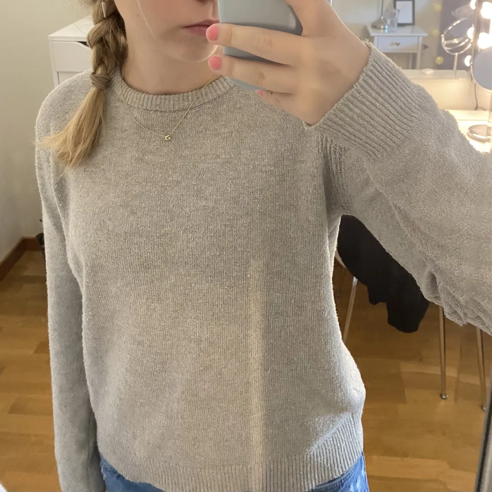 Säljer denna fina stickade tröjan från pull&bear❤️ Köpte på zalando för 239kr säljer för 120kr+frakt❤️. Stickat.