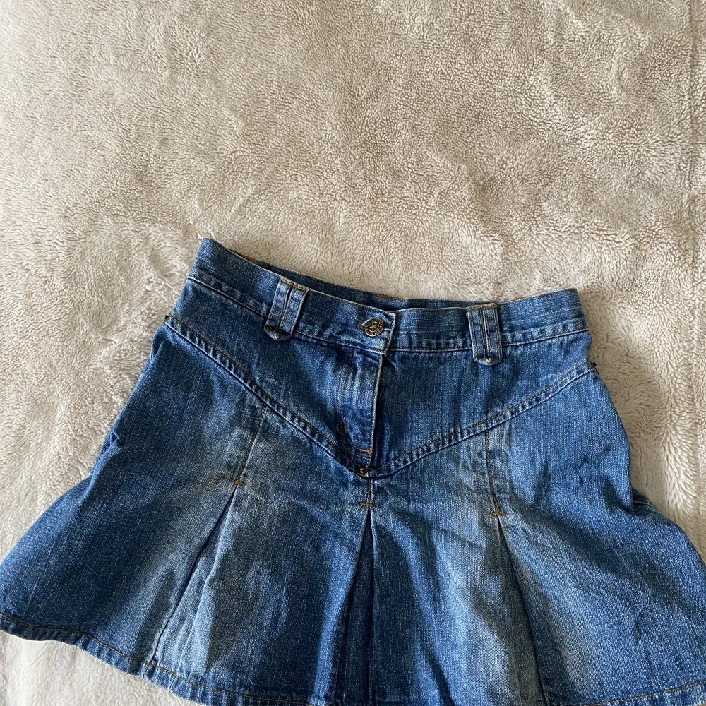 Säljer denna jätte fina jeans kjol som tyvärr var för liten för mig, man kan också ha den som en jeans topp❣️hör av dig privat för fler frågor ❤️❤️. Kjolar.