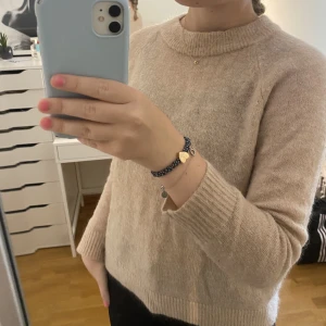 Ljusrosa stickad tröja - Rosa stickad tröja💕 Den är i storlek s men passar också xs bra. Säljer för 160kr+ frakt💕