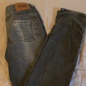 Gråa jeans från joelle denim, low Rise och straight leg  ,har en fin design på fickorna och i bra skick 