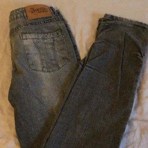 Joelle denim jeans  - Gråa jeans från joelle denim, low Rise och straight leg  ,har en fin design på fickorna och i bra skick 
