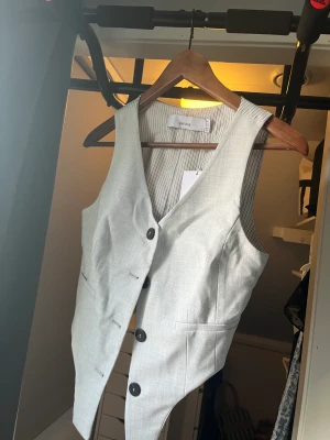 Väst från Bershka - Helt ny väst från Bershka med prislappen kvar! Storlek S. Nypris 25.99€