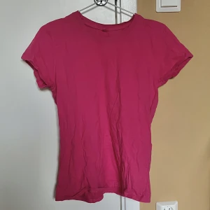T-shirt - Basic rosa T-shirt köpt secondhand