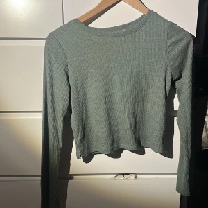 Grön ribbad topp - Säljer denna som är i nyskick och som är bekväm att ha på sig. Använt någongång bara. 