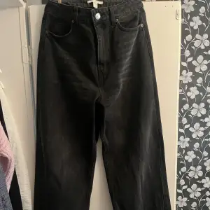 Vida jeans från HM i en sliten svart tvätt. Supersnygga men tyvärr för små för mig. Använda endast ett fåtal gånger. Storlek 38/M.