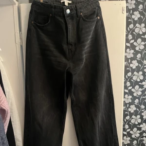 Vida jeans - Vida jeans från HM i en sliten svart tvätt. Supersnygga men tyvärr för små för mig. Använda endast ett fåtal gånger. Storlek 38/M.