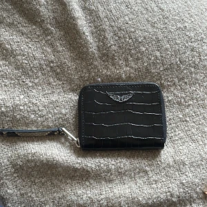 Zadig plånbok  - Använd men i helt okej fint skick där av priset 💕 fin och absolut användbar 