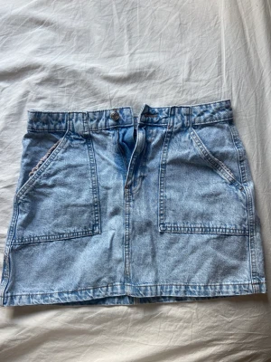 Jeans kjol - Jeans kjol från primark som inte kommer till användning. Skriv för fler bilder💗