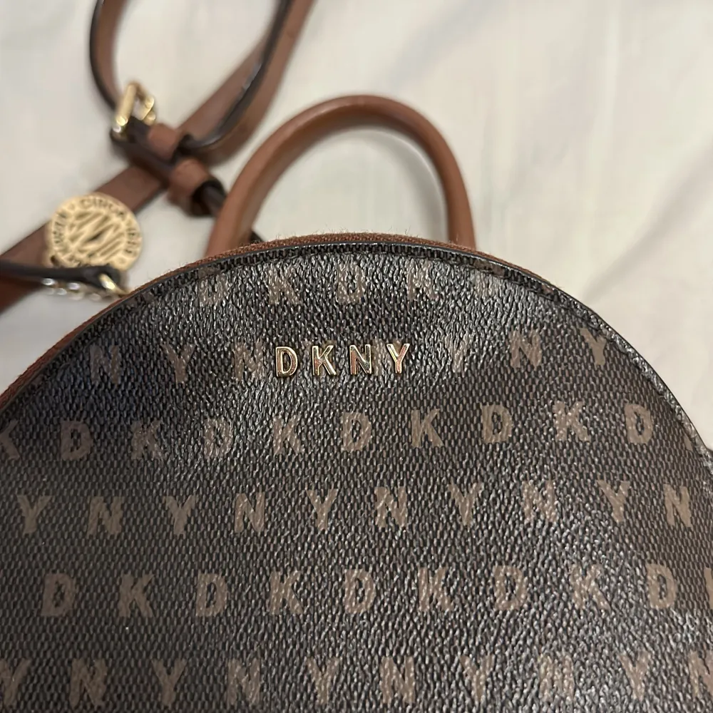 En DKNY rycksäck som har används några gånger men som fortfarande är i bra skick. . Väskor.