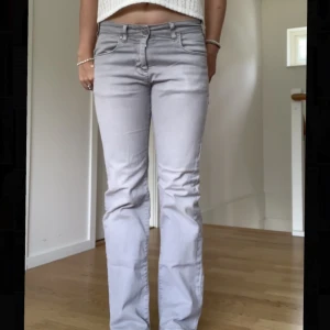 Lågmidjade jeans - Säljer dessa Karl Lagerfeld jeans, nypris runt2 500 säljer nu för 400❤️‍🔥✨