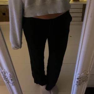 Svarta lågmidjade linnebyxor! - Dösnygga svarta linnebyxox med låg midja från HM! Verkligen jättesnygga men tyvärr lite korta på mig som är 165 (inte mycket!)😔 Storlek: xs!