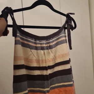 Färglat linne - En färglad sommar topp/linne nyskick i stl M från part two har en liten rosett längst ner