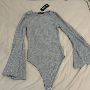 Grå bodysuit  - Grå bodysuit som aldrig har använts