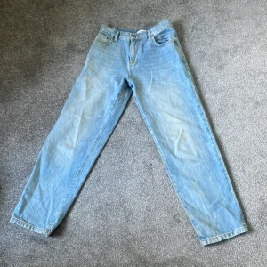 Woodbird jeans - Ljusblåa woodbird jeans i bra skick. Storlek 27/30
