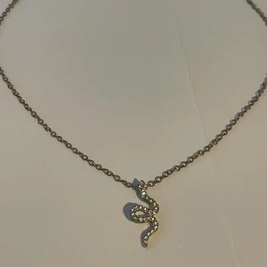 Guld halsband med orm berlock  - Ett fint guldhalsband med en ormberlock   Frakt 10 kr