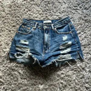 Jeansshorts i storlek 36