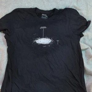 Svart t-shirt  - Svart fairtrade t-shirt Tryck på framsidan  100% organisk bomull  Pris går att pruta