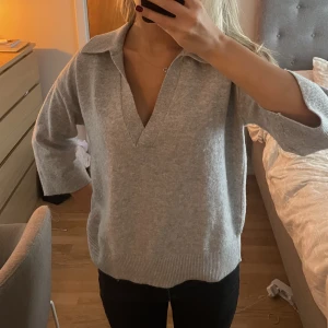 Stickad tröja  - Ljusgrå, stickad tröja med trekvartslång ärmar ifrån hm. Jättefin passar till allt. Skriv för fler bilder ☺️