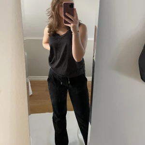 Juicy Couture mjukis byxor - Juicy Couture mjukis byxor i storlek XS men passar även S. Kommer tyvärr inte till användning längre. Köpta på raglady för ca 1,5 år sen. Skriv om ni är intresserade eller vill ha mer bilder. Pris kan diskuteras, köparen står för frakten! ❤️