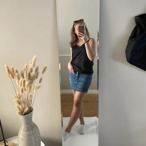 Jeans kjol  - Jättefin jeanskjol som tyvärr börjat bli för små. Från Gina tricot i modellen Molly i storlek S men passar även XS. Skriv om ni är intresserade eller vill ha mer bilder. Pris kan diskuteras, köparen står för frakten! ❤️