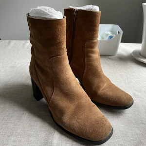 Mockastövlett från Zara - Fina bruna, mockastövletter i stlk 37. Passar även en 37,5 (aningens stor i stlk).  Har använts sparsamt och väldigt sköna att gå i. 