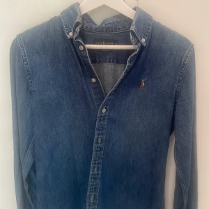 Denim skjorta  - Strl S. I nyskick