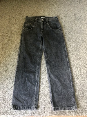 Weekday Jeans - Gråa Jeans från Weekday knappt använda och i bra skick nypris 650kr