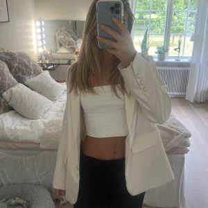 Beige kavaj - Supersnygg kavaj från Gina som endast är använd ett fåtal gånger. Den är oversized i modellen så skulle säga att den sitter ungefär som en strl 38 🩷