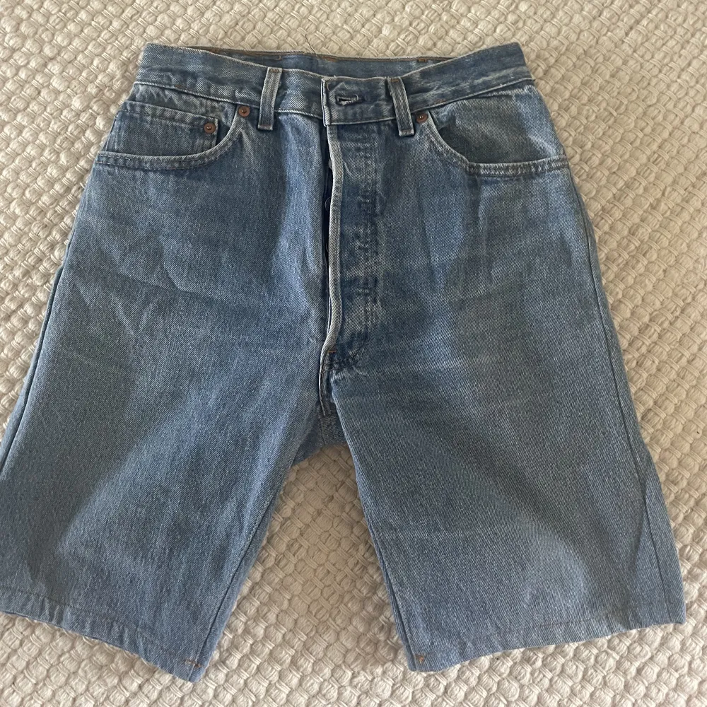 Jeans shorts från Levis  Köpta på secondhand i Köpenhamn, står ingen storlek men skulle gissa på 26 ungefär/ S . Shorts.