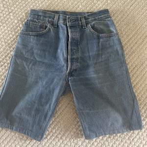 Jeans shorts från Levis  Köpta på secondhand i Köpenhamn, står ingen storlek men skulle gissa på 26 ungefär/ S 