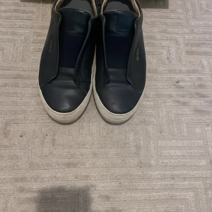 Arigato skor  - Snygga,sköna arigato skor i storlek 41, säljs på grud av att det inte är min stil längre. Jag har använt dom ett tag men de har absolut inte något problem och d kan fortfarande användas. Boxen för skorna medföljer. Frågor skriv till mig på dm