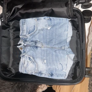 Jeansshorts - Midwaist jeans shorts ifrån zara. Skit snygga på!! Lite slitning här o där.