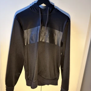 Hoodie - Svart hoodie från guess i väldigt bra skick. 