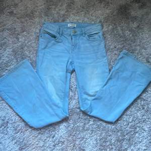 Ett par blåa low waist jeans som har används få gånger. Jeansen är i bra skick🩵Byxorna är i barnstorlek.