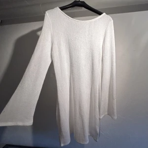 Klänning - Säljer superfin figursydd klänning från H&M i M💖 den är öppen i ryggen och har utsvängda armar Frakt 15 kr🙌🏼