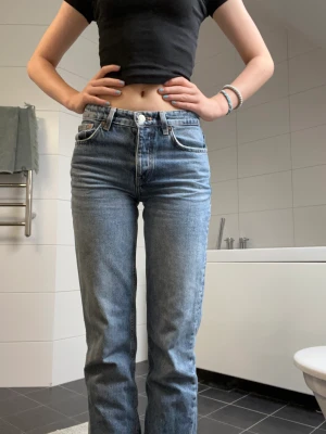 Jeans - Ett super snyggt par av jeans från zara med inga defekter! Märks knappt att dom är använda💕👍🏻skriv för fler frågor o mått🙏🏻💗