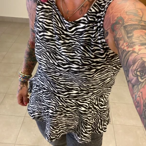 Zebra linne  - Sött linne! Zebra mönster. Lappen är borta, kommer ej ihåg vart ifrån den är, använt skick men ändå sjyst!  Skulle säga stl M/L ca. 🖤🤍