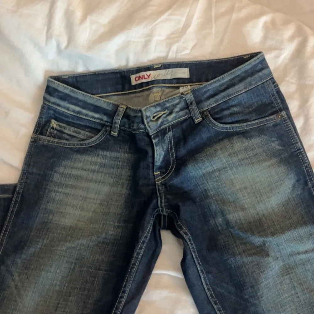 Snygga Lågmidjade bootcut jeans från only i fint skick. Kom privat för fler bilder. Jeans & Byxor.