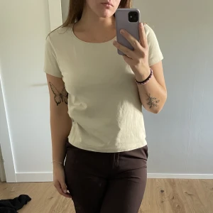 Beige t-shirt - T-shirt i bra kvalite. Tjockt och slitstarkt tyg. 