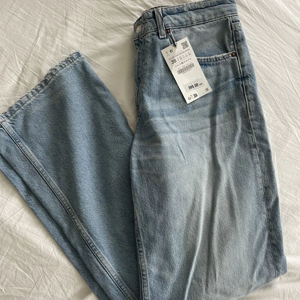 Helt nya zara jeans med prislappar kvar. Perfekta mid waist. Jeans & Byxor.