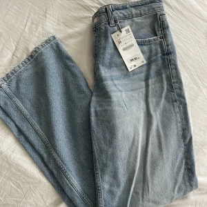 Nya Zara jeans - Helt nya zara jeans med prislappar kvar. Perfekta mid waist