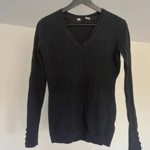 V-ringad tröja  - Märke: esprit Second hand köp: ja Färg/info om plagget: bra skick Ursprungligt pris: 150kr Mitt pris: 100kr Leverans: spårbar frakt med PostNord för 62kr eller upphämtning i Stockholm C/Södermalm