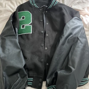 Oversized jacka  - Snygg oversized jacka köpt från Boohoo som ej kommer till användning. Nypris ca 800kr, säljer för 400 + frakt!! Hör av er om ni har frågor!!🙏🏻