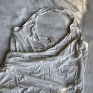 Halterneck - Vit halterneck topp från bikbok men köpt secondhand! 