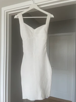 Vit bandeuklänning - Klänning som sitter som en smäck!! 