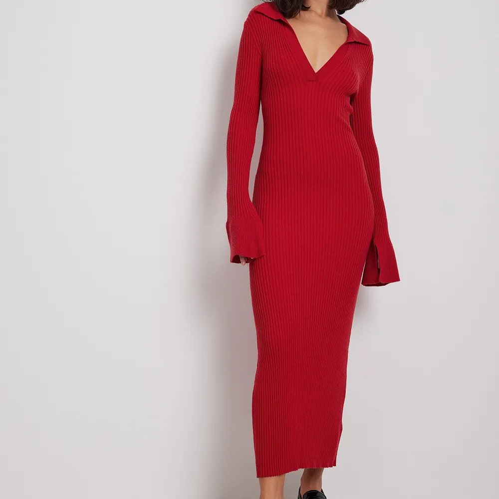 Jättefin röd ribbad klänning från NA-KD. Aldrig öppnad ! Köpte flera strolekar därav säljes ❤️ ord pris 799 Skriv för fler bilder !🩵. Klänningar.